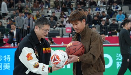 体育资讯-深圳青年人全队现场观战深圳烈豹，双方还进行了礼物互换