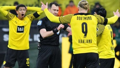 开云体育官网-谁是德国国家德比的胜负手：莱万、狐媚还是裁判？