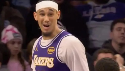 开云体育官网-湖人明日伤情：海斯大概率出战，詹姆斯与克勒贝尔出战成疑|公牛|背部|勒布朗·詹姆斯|贾克森-海斯|马克西·克勒贝尔_新浪体育_新浪新闻