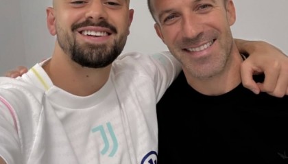 体育直播-热格罗瓦社媒晒体检时与皮耶罗合影：传奇！很高兴能够见到你