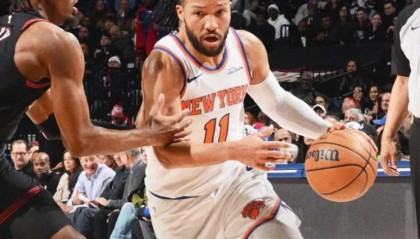 开云体育官网-尼克斯拒逆转！恩比德38+11不满吹罚，布伦森31+6犯错，裁判抢戏